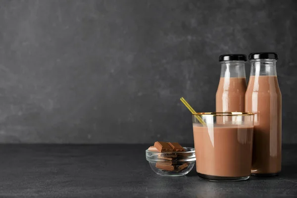 暗い背景においしいチョコレートミルク — ストック写真