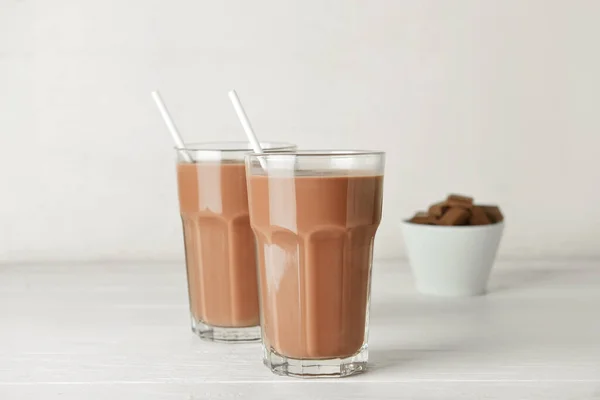 Ποτήρια Από Νόστιμο Σοκολατούχο Γάλα Λευκό Ξύλινο Φόντο — Φωτογραφία Αρχείου