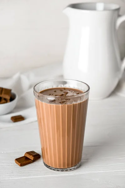 Bicchiere Delizioso Latte Cioccolato Sul Tavolo — Foto Stock