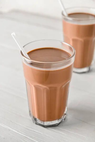 Склянка Смачного Шоколадного Молока Білому Дерев Яному Фоні — стокове фото