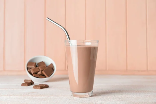 木製の背景においしいチョコレートミルクのガラス — ストック写真