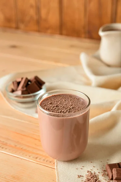 Bicchiere Delizioso Latte Cioccolato Sfondo Legno — Foto Stock