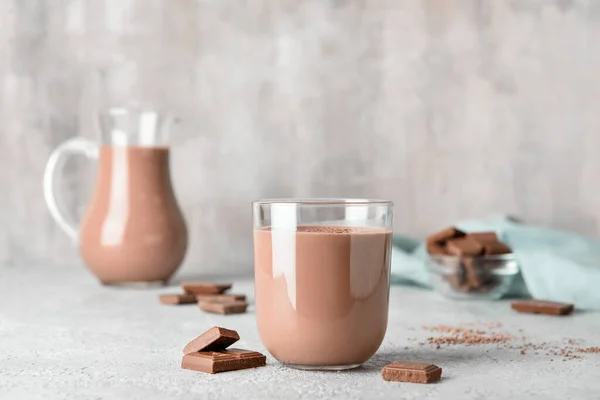 グランジを背景においしいチョコレートミルクのガラス — ストック写真