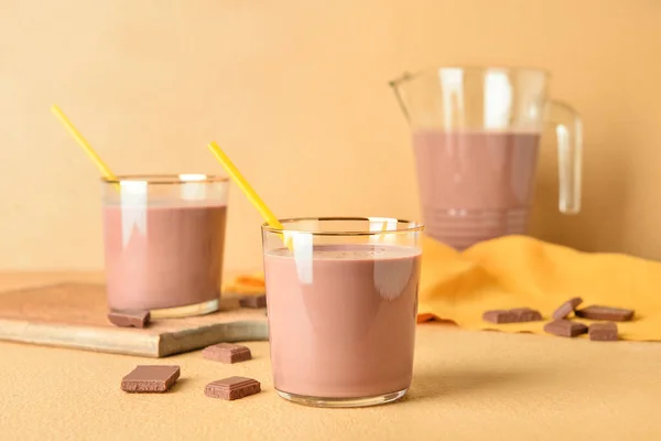 色の背景においしいチョコレートミルクのガラス — ストック写真