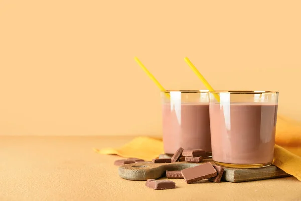 Vasos Deliciosa Leche Chocolate Sobre Fondo Color —  Fotos de Stock