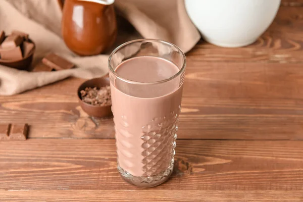 木製の背景においしいチョコレートミルクのガラス — ストック写真