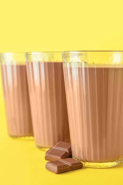 色の背景においしいチョコレートミルクのメガネ — ストック写真