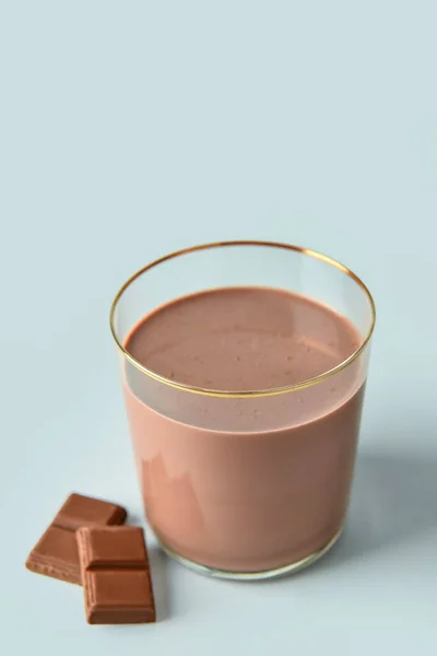 Bicchiere Delizioso Latte Cioccolato Sfondo Grigio — Foto Stock
