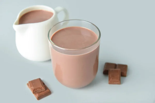 Delizioso Latte Cioccolato Sfondo Grigio — Foto Stock