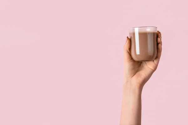 Weibliche Hand Hält Ein Glas Köstliche Schokoladenmilch Auf Farbigem Hintergrund — Stockfoto