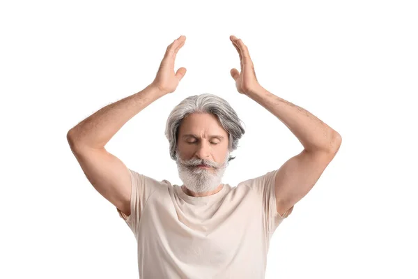 Meditieren Reifer Mann Auf Weißem Hintergrund — Stockfoto