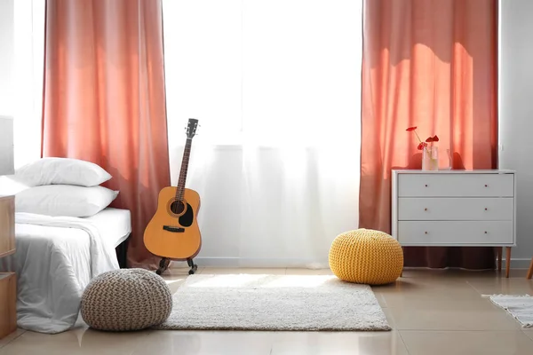 Interior Del Dormitorio Luminoso Con Muebles Modernos Guitarra — Foto de Stock