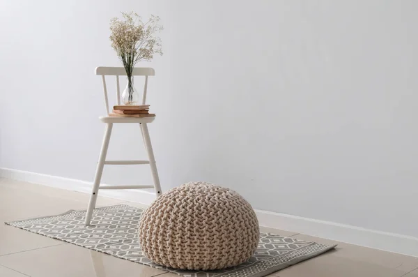 Puf Cerca Silla Con Libros Florero Cerca Pared Luz Habitación — Foto de Stock