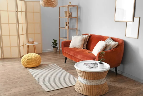 Tisch Mit Zimmerpflanze Zeitschriften Brille Sofa Und Hocker Wohnzimmer — Stockfoto