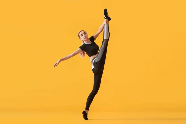 Mooie Jonge Vrouw Doen Gymnastiek Kleur Achtergrond — Stockfoto