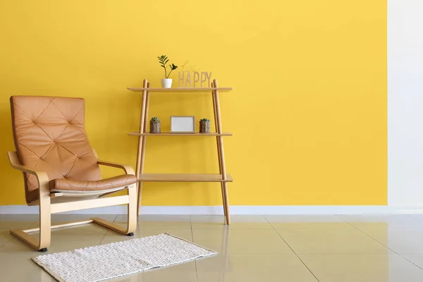 Modern Fotel Polcos Egység Sárga Fal Közelében — Stock Fotó