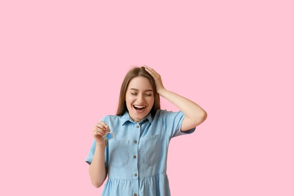 Boldog Fiatal Kulcsokkal Ház Rózsaszín Háttér — Stock Fotó