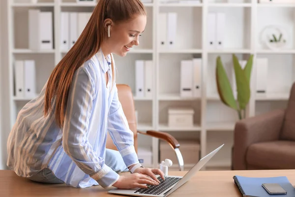 Young Woman Laptop Listening Music Home — Stock Photo, Image