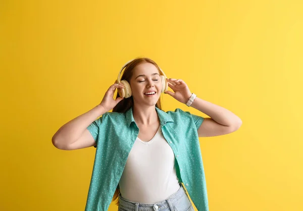 Крутая Молодая Женщина Слушает Музыку Цветном Фоне — стоковое фото