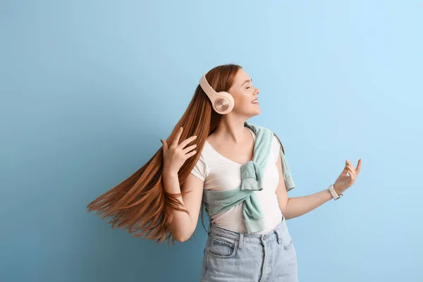 Cool Mladá Žena Poslech Hudby Barevném Pozadí — Stock fotografie