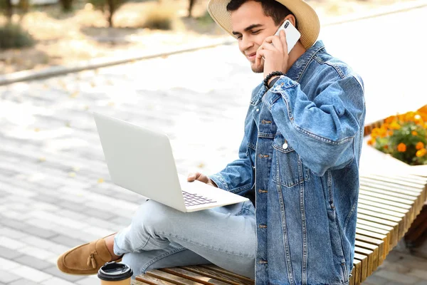 Bonito Homem Com Laptop Falando Por Telefone Celular Parque — Fotografia de Stock