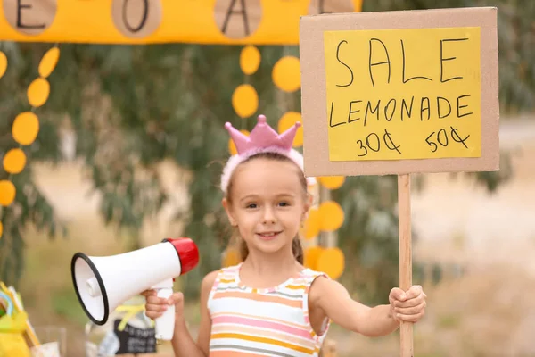 Nettes Mädchen Mit Megafon Verkauft Limonade Park — Stockfoto