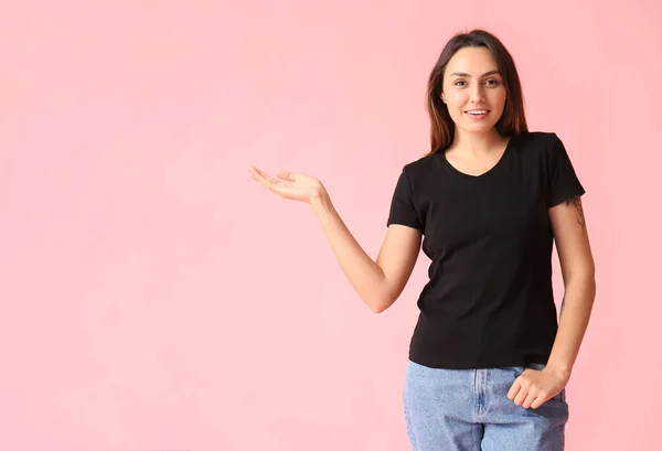 Giovane Donna Shirt Bianca Che Mostra Qualcosa Sullo Sfondo Colore — Foto Stock