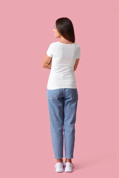 Νεαρή Γυναίκα Λευκό Shirt Φόντο Χρώμα Πίσω Όψη — Φωτογραφία Αρχείου
