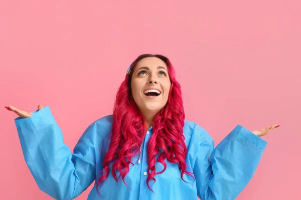 Mulher Bonita Com Cabelo Brilhante Vestindo Capa Chuva Fundo Cor — Fotografia de Stock