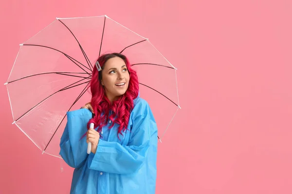 穿着雨衣 背带雨伞的漂亮女人 — 图库照片