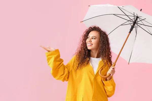 Joven Mujer Afroamericana Impermeable Amarillo Con Paraguas Sobre Fondo Rosa — Foto de Stock