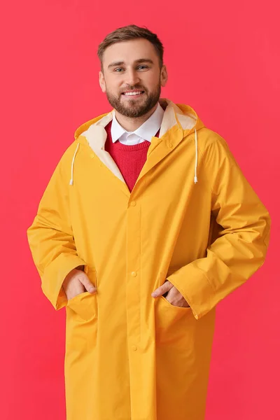 Hombre Joven Impermeable Elegante Sobre Fondo Color — Foto de Stock