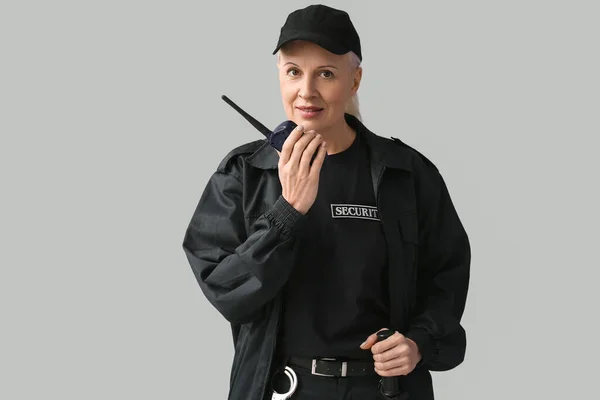 Γυναικείος Φρουρός Ασφαλείας Ραδιοπομπό Γκρι Φόντο — Φωτογραφία Αρχείου