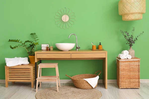 Interior Casa Banho Elegante Com Pia Suprimentos Parede Verde — Fotografia de Stock