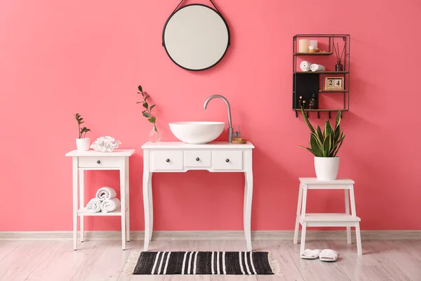 Interno Elegante Bagno Con Lavabo Specchio Parete Rosa — Foto Stock