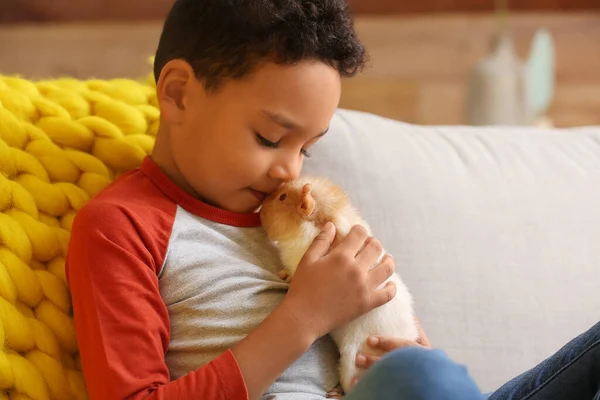 Liten Afroamerikansk Pojke Med Gulligt Marsvin Soffan Hemma — Stockfoto