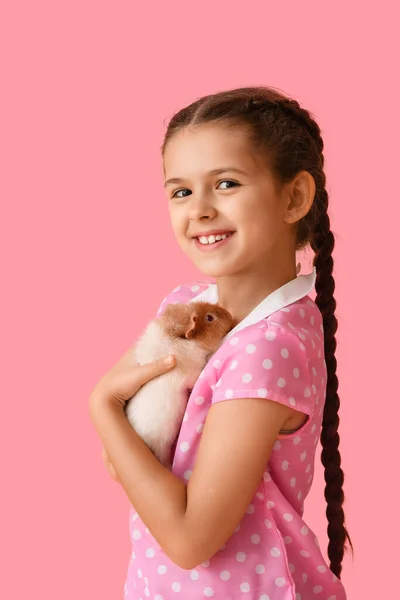 Klein Meisje Met Schattig Cavia Roze Achtergrond — Stockfoto