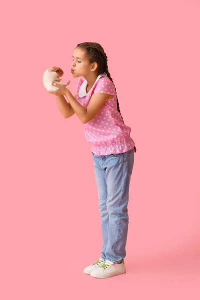 Niña Con Lindo Conejillo Indias Sobre Fondo Rosa — Foto de Stock