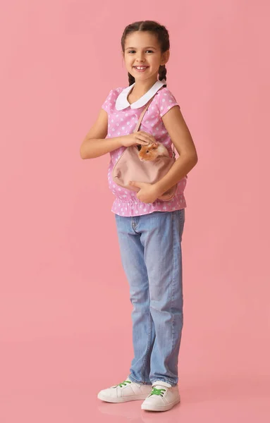 Pembe Arka Planda Sevimli Kobay Çantalı Küçük Kız — Stok fotoğraf