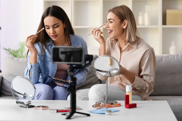 Genç bayan güzellik blogcuları stüdyoda video kaydediyor.