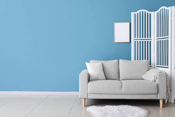 Stylish Sofa Folding Screen Blue Wall — Stock Photo, Image