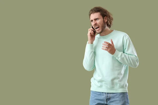 Angry Young Man Talking Mobile Phone Green Background — Stock Photo, Image