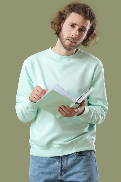 Yeşil Arka Plan Kitabı Okuyan Yakışıklı Bir Adam — Stok fotoğraf