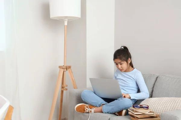 Menina Asiática Estudando Com Laptop Casa — Fotografia de Stock