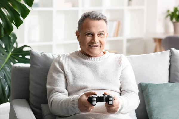 Ανώτερος Άνθρωπος Που Παίζει Βιντεοπαιχνίδι Στο Σπίτι — Φωτογραφία Αρχείου