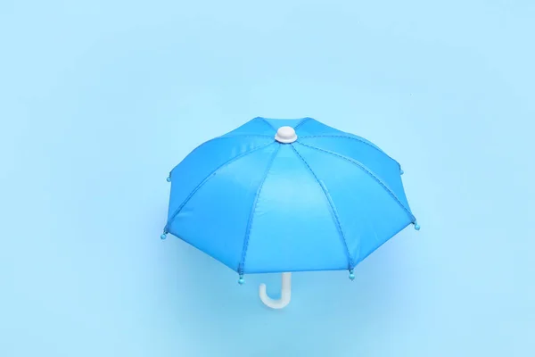 Paraguas Abierto Sobre Fondo Azul — Foto de Stock