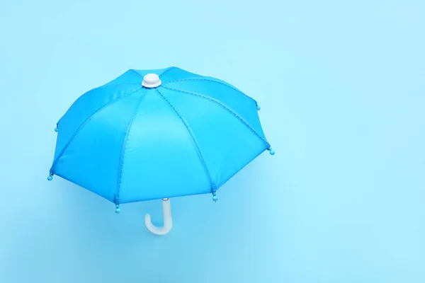 Parapluie Ouvert Sur Fond Bleu — Photo