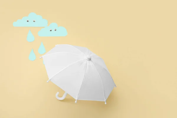 Composición Con Paraguas Blanco Nubes Papel Sobre Fondo Color — Foto de Stock