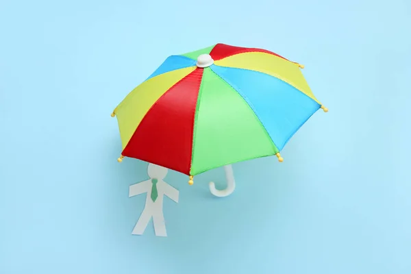 Paraguas Abierto Figura Humana Papel Sobre Fondo Color — Foto de Stock