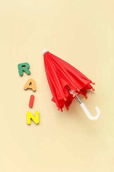Paraguas Rojo Palabra Rain Hecha Letras Colores Sobre Fondo Color — Foto de Stock
